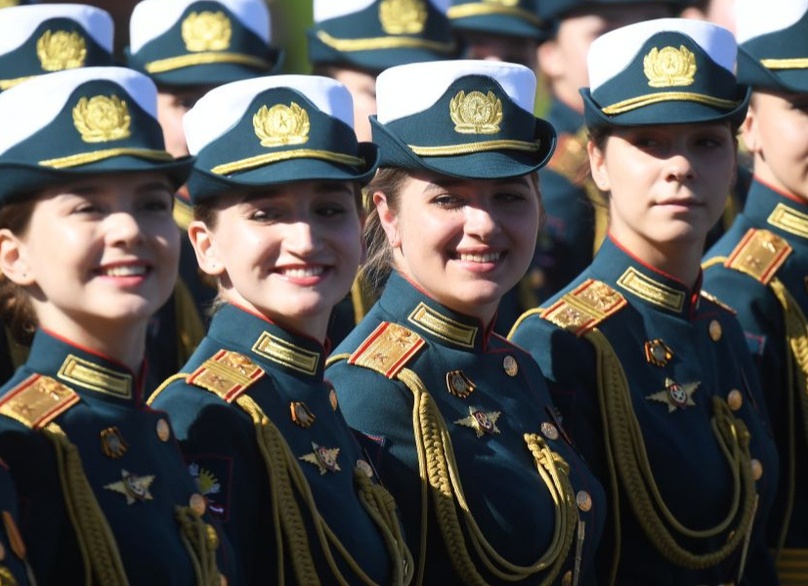 Узкие юбки идеальные улыбки курсантки военных академий прошли стройными рядами по Красной площади