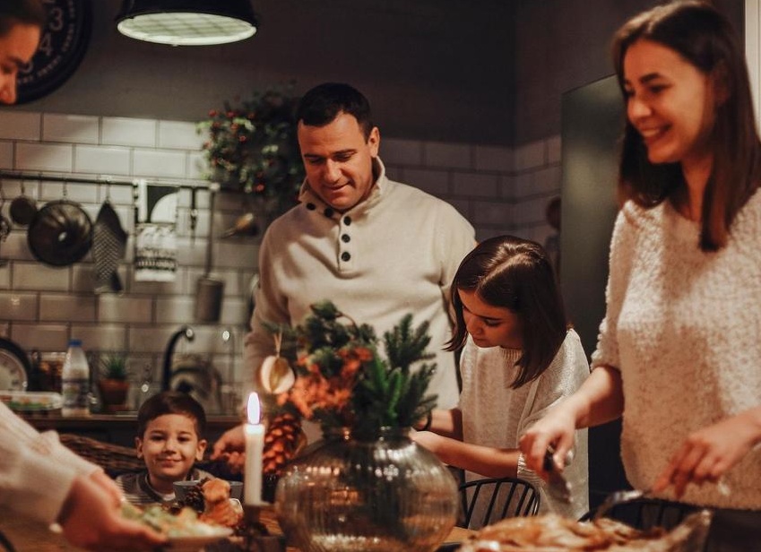 Лайфхак как накрыть новогодний стол в два раза быстрее