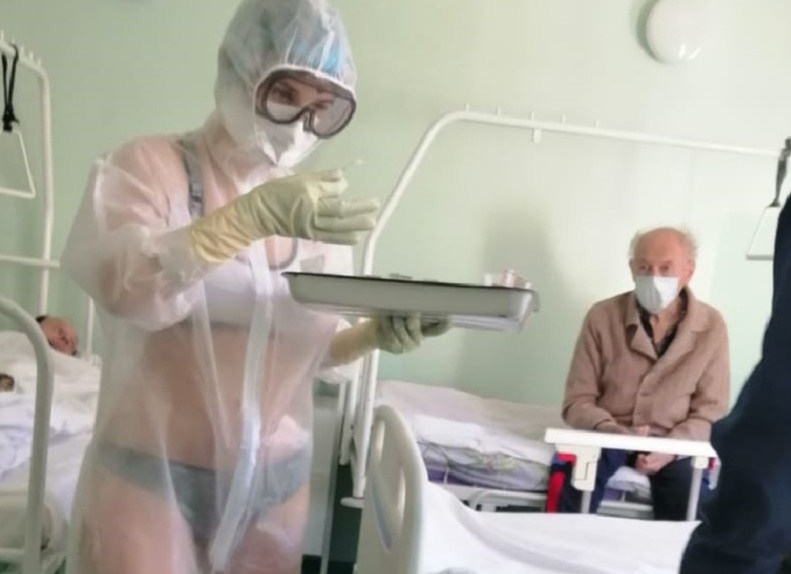 Коллега медсестры надевшей бикини под защитный костюм заявила что у них так ходят все