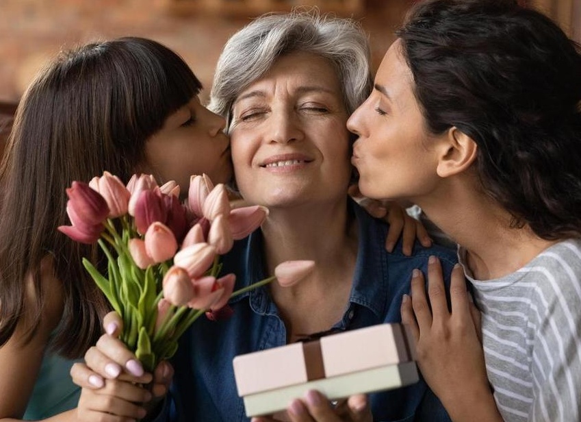 Что подарить на 8 Марта Лучшие идеи для мамы подруги коллеги